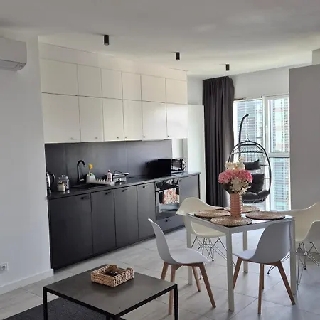 Towarowa 39 Tokio Apartment, Free Parking, Air-conditioning, Self Check-in 24h Apartment